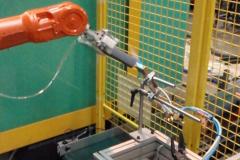 Asservimento pressa plastica con flammatura bave